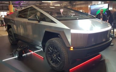Première visite en France pour le Tesla Cybertruck qui entame une tournée européenne.