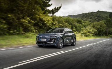 Malgré ses 2 350 kg annoncés, ce Q6 e-tron Quattro affiche un comportement routier efficace et équilibré… tant que la route reste sèche. Avec ses 387 ch et 580 Nm de couple, il relance avec une vigueur étonnante et dépasse en un battement de cil.