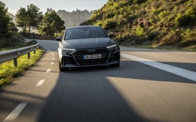 L'ultime Audi RS3 s'offre un léger restylage. Au menu, un look encore plus méchant, des évolutions techniques et toujours la sonorité magique du 5-cylindres !