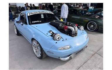 Cette Mazda MX-5 copieusement modifiée ne peut masquer son moteur V10 Lamborghini dopé par une paire de turbos.