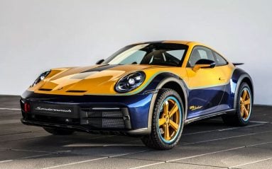 Le tout dernier exemplaire de la Porsche 911 Dakar sortira du lot par sa livrée bicolore peu discrète.