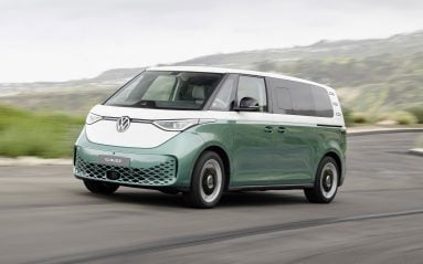 En version longue, le Volkswagen ID.Buzz propose plus de places et de batterie. Mais si l’engin est attachant, il manque d’autonomie et de coffre…