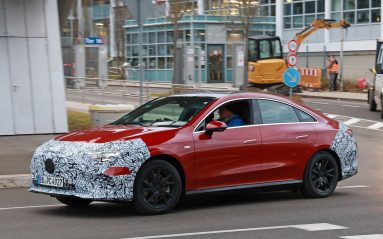 Alors que sa présentation est attendue au printemps 2025, le nouveau Mercedes CLA réduit sérieusement le camouflage de ses prototypes.