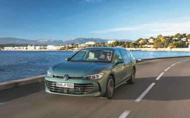 Contrairement à ce que son nom laisse entendre – simplement “Passat” – cette neuvième génération du break allemand n'est plus disponible qu'en break. Elle fait très bon usage de la dernière chaîne de traction hybride rechargeable du groupe Volkswagen.