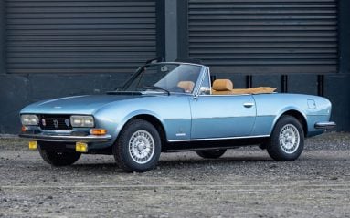 Cette Peugeot 504 Cabriolet V6 de 1974 sera proposée à la vente par la maison d'enchères Aguttes le 16 mars prochain.
