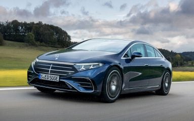 Dans le courant de l'année, la limousine électrique Mercedes-Benz EQS passera par la case restylage. Notre illustrateur lui a d'ores et déjà greffé sa nouvelle calandre et ses nouveaux projecteurs.