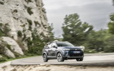 Sur la forme, le Dacia Bigster est un Dacia Duster allongé de 23 cm. Mais, plus raffiné et doté d'équipements inédits chez Dacia, il ne vise pas la même clientèle.