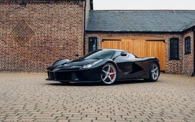 Cette Ferrari LaFerrari noire, avec son habitacle noir, est unique au monde.