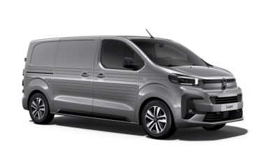 La série spéciale Citroën Jumpy Type-H Pack est caractérisée par une sérigraphie évoquant la fameuse tôle ondulée sur les flancs et l’arrière.