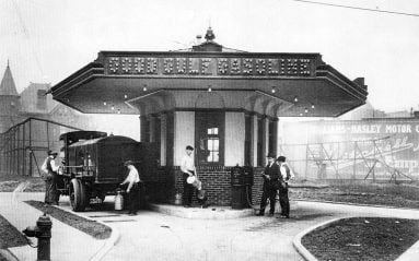 La première station service installée par Gulf Oil à Pittsburgh, en Pennsylvanie.