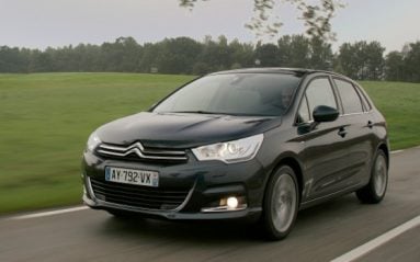 Avec son air de ne pas y toucher, la nouvelle C4 ne semble pas bien redoutable. Erreur! Car derrière des lignes volontairement sans extravagance, elle dévoile un confort, une homogénéité et une modernité exemplaires. Premier essai avec le diesel de 150 ch