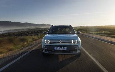 Essai Renault 4 électrique (2025) : aussi cool qu'une Renault 5, mais avec de la place derrière !