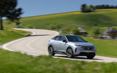 Afin de compenser le poids élevé du E-3008 Dual Motor, Peugeot a modifié les réglages du châssis et trouvé la bonne formule. C'est le plus sympa à conduire de la famille.