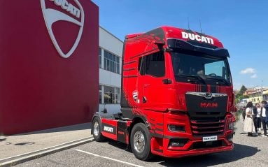 Créée en collaboration avec le centre de style Ducati, la livrée de ce camion MAN rappelle celles des Ducati Desmosedici GP de Francesco Bagnaia et Marc Márquez.