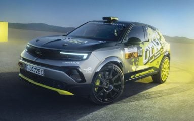 L'Opel Mokka GSE Rally annonce la couleur avec son snorkel sur le toit.