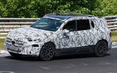 Nos chasseurs de scoops ont débusqué le futur Mercedes GLB en pleine séance de mise au point sur le circuit du Nürburgring en Allemagne.