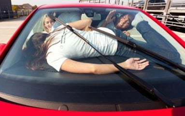 A priori, la VW Up est homologuée pour quatre passagers. Mais s'il le faut, elle peut en embarquer quatre fois plus. La preuve en images.