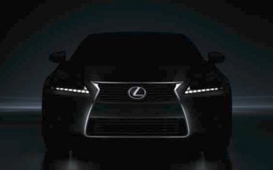 Une rangée de diodes, une imposante calandre: dans un premier temps, c'est tout ce que la quatrième génération de Lexus GS consent à dévoiler.