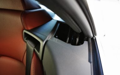 Capote en place, les armatures restent visibles. Déconcertant pour une voiture de ce prix.