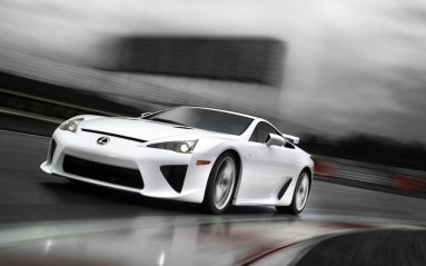 325 km/h en pointe, un 0 à  100 km/h effectué en 3,7 s: côté performances, la Lexus LFA fait jeu égal avec une Lamborghini Gallardo LP560-4. En revanche, elle se dispense de transmission intégrale. Et s'affiche à un tarif encore plus élevé.
