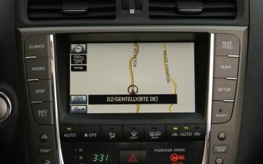 Le GPS de la Lexus dispose d'un écran tactile très pratique et dispense un guidage clair et précis.