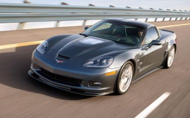 Le V8 6.2 à compresseur de la ZR1 est visible à travers le capot.