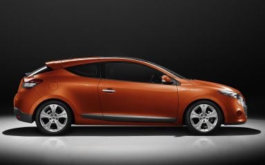 Sur la Mégane 2, la version trois-portes était moins chère que la cinq-portes. Mais sur la troisième génération, ce n'est plus le cas: la Mégane Coupé affiche des tarifs d'accès plus élevés que la berline. Heureusement, son rapport prix-équipement est équ