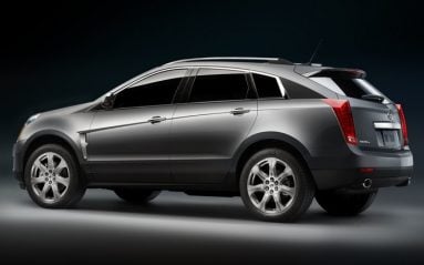 Le côté "break surélevé" de la première génération de SRX a cédé la place à un look de SUV plus musclé. Les surfaces vitrées ont diminué.