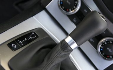 La boîte automatique à cinq vitesses se montre plus agréable que celle à sept rapports. Quant à la boîte manuelle, elle ne permet toujours pas des changements de rapports assez rapide et fluides, malgré des débattement plus réduits que par le passé.