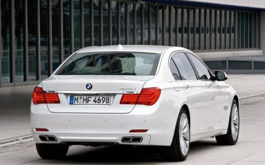Comme sur les autres variantes... et sur l'ennemie de toujours, la Mercedes Classe S, les sorties d'échappement ont une forme trapézoïdale.