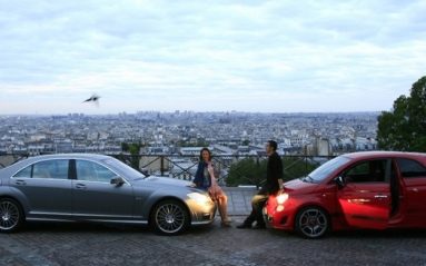 C'est une traversée de Paris à la manière du palpitant court métrage de Claude Lelouch. Elle arrive au volant de sa longue Classe S 63 AMG. Il la rejoint avec sa sautillante Abarth 500. Rendez-vous aux aurores devant le Sac