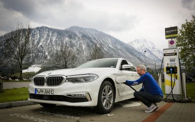 La recharge peut s'effectuer en trois heures grâce à la Wallbox selon BMW.