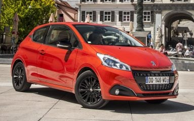 Contrairement à la Renault Clio, cette Peugeot 208 conserve une version trois-portes, qui doit toutefois se contenter d'une gamme réduite.