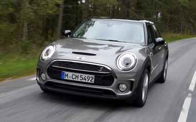 Une légère fermeté persiste, ainsi que quelques trépidations, mais avec l'amortissement piloté optionnel, cette Mini est tout à fait fréquentable.