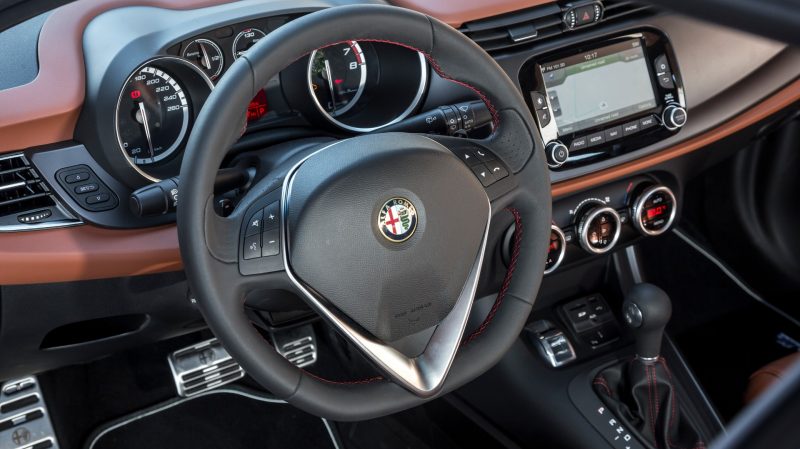 Volant inédits, matériaux plus soignés, mais aussi baquets intégraux, rehaussent l'intérieur de cette QV.