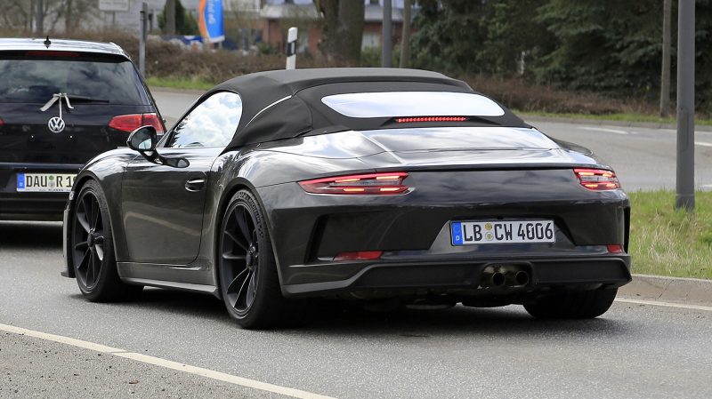 Le couvre-chef est manifestement plus basique que sur une 911 Cabriolet classique.