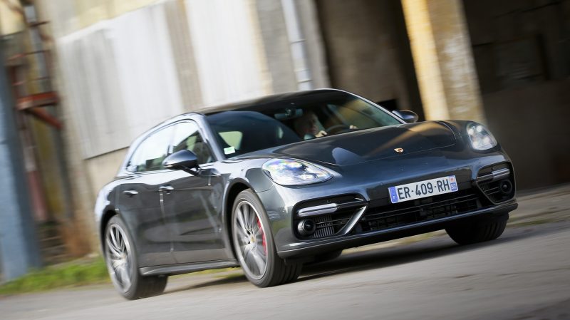 Sur route sinueuse, cette Panamera Sport Turismo est davantage pénalisée par sa largeur que par son poids largement supérieur à deux tonnes.