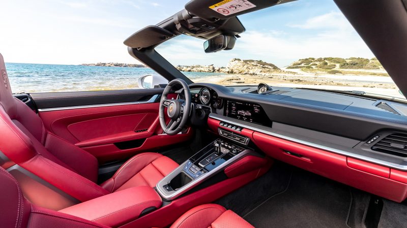 Si on l'assortit à la capote, cet intérieur en cuir rouge sied bien à ce cabriolet. Pour le moment, seule la boîte automatique PDK est proposée.