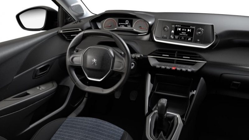 L'écran tactile n'excède pas 5 pouces et les compteurs demeurent classiques.