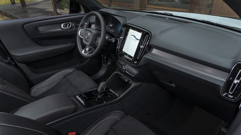 Intérieur et planche de bord du Volvo XC40 P8.