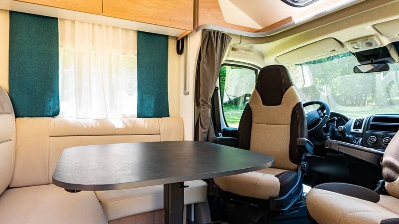 JOA Camp propose aussi plusieurs profilés à son catalogue. Ici l'habitacle du 70T.