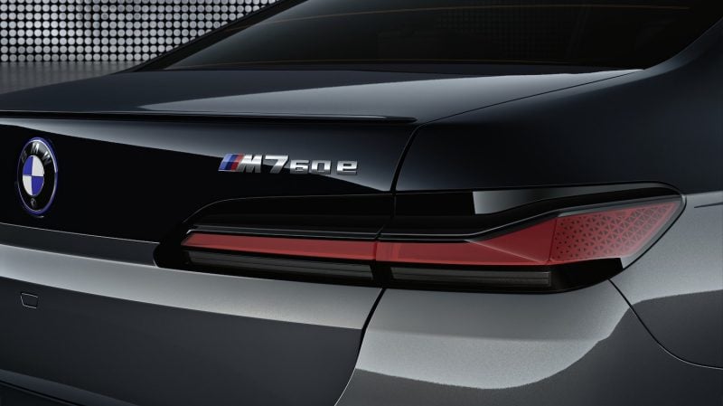 La M760e mêle un six-cylindres essence et un module électrique pour développer 571 équidés.