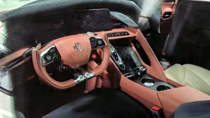 Volant "Yoke" et instrumentation numérique sont au programme.
