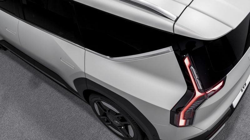 Les custodes en triangles apportent du dynamisme aux lignes du Kia EV9.