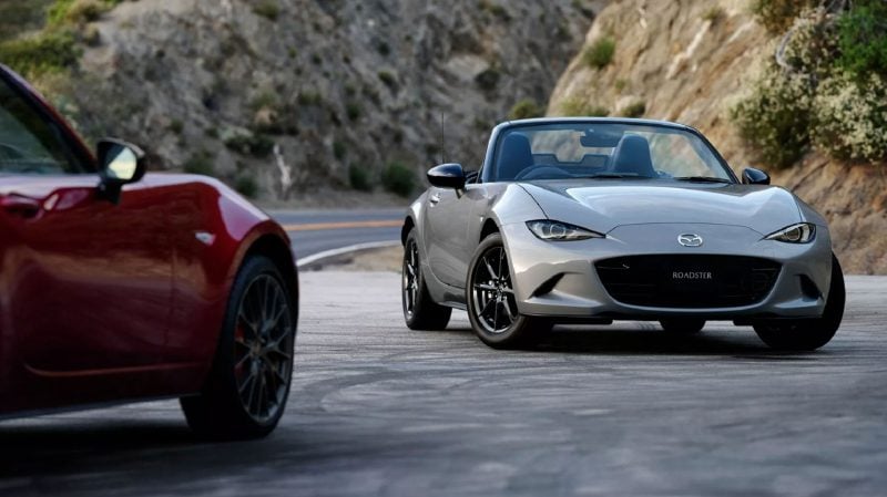 Les prix de la Mazda MX-5 restylée (2024) débutent à 33 000 € en roadster et à 35 500 € en version à toit rigide escamotable.