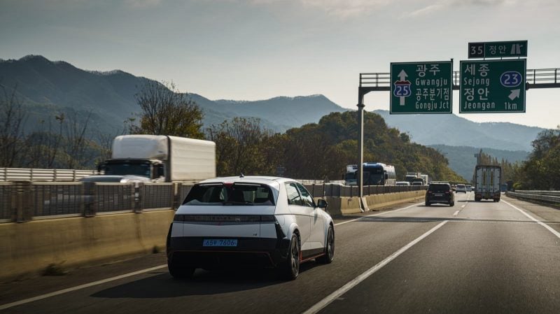 Nous avons pu parcourir plusieurs centaines de kilomètres sur route au volant de la Ioniq 5 N. De quoi également jauger de ses qualités au quotidien.