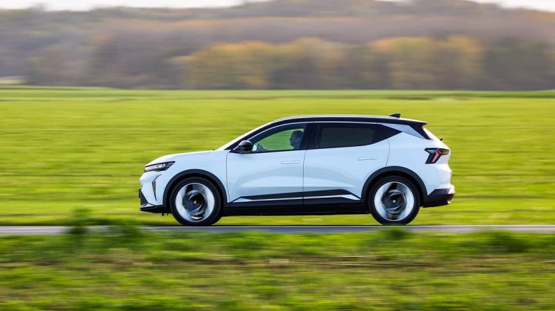 Le Scénic est plus compact, et moins cher que le Peugeot e-3008