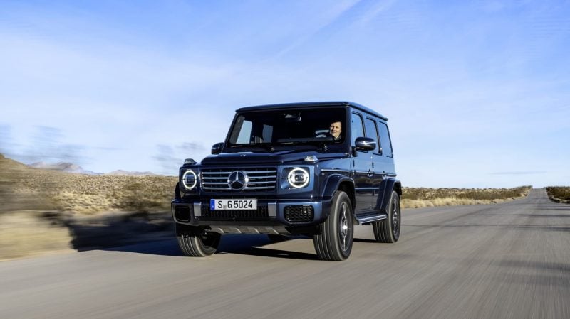 Le Mercedes G 500 se distingue de l'AMG par ses jantes, l'absence d'échappement visible sur les côtés et un pare-chocs avant légèrement différent.