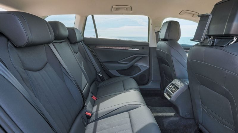 L'espace ne manque pas à bord du grand break Škoda Superb.