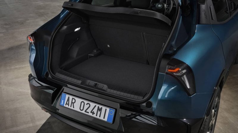 En version électrique, le coffre annonce une capacité de 400 dm3.